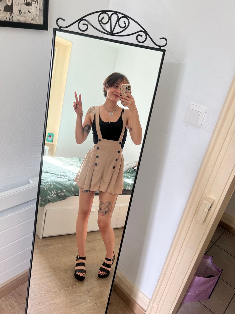 Ma tenue : short jupe beige à bretelle et top noir 