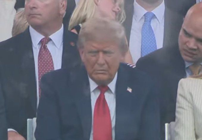 Trump bougon pendent le défilé en l’honneur de Sa Grandeur 😂