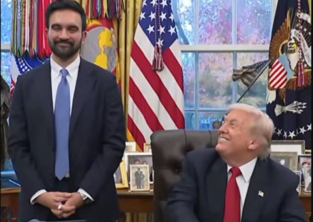 Trump grinst Mamdami an 