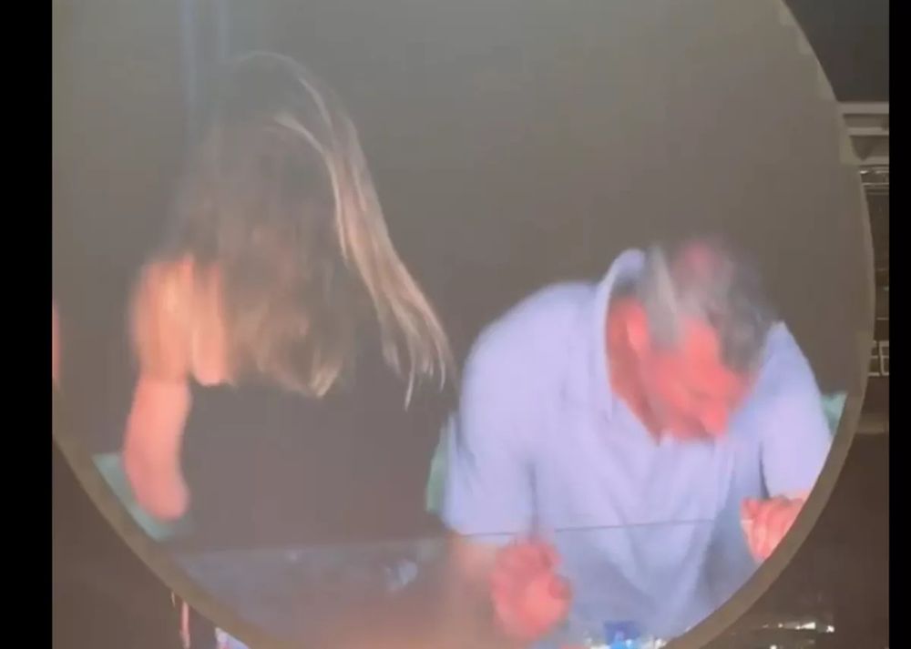 Dieser CEO und seine Affäre beim Coldplay Konzert. Beide ducken sich weg