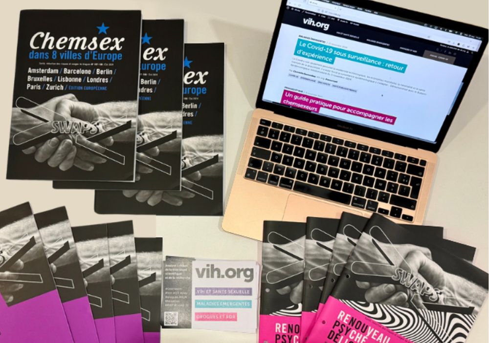 Photo de notre stand, on voir des exemplaires de 3 numéros de la revue Swaps sur la réduction des risques et l'usage de drogue, un ordinateur avec le site Vih.org affiché et des Flyers qui présente VIH.org.