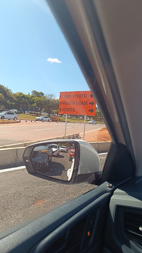 Placa em que se lê "sudoete" ao invés de "sudoeste"