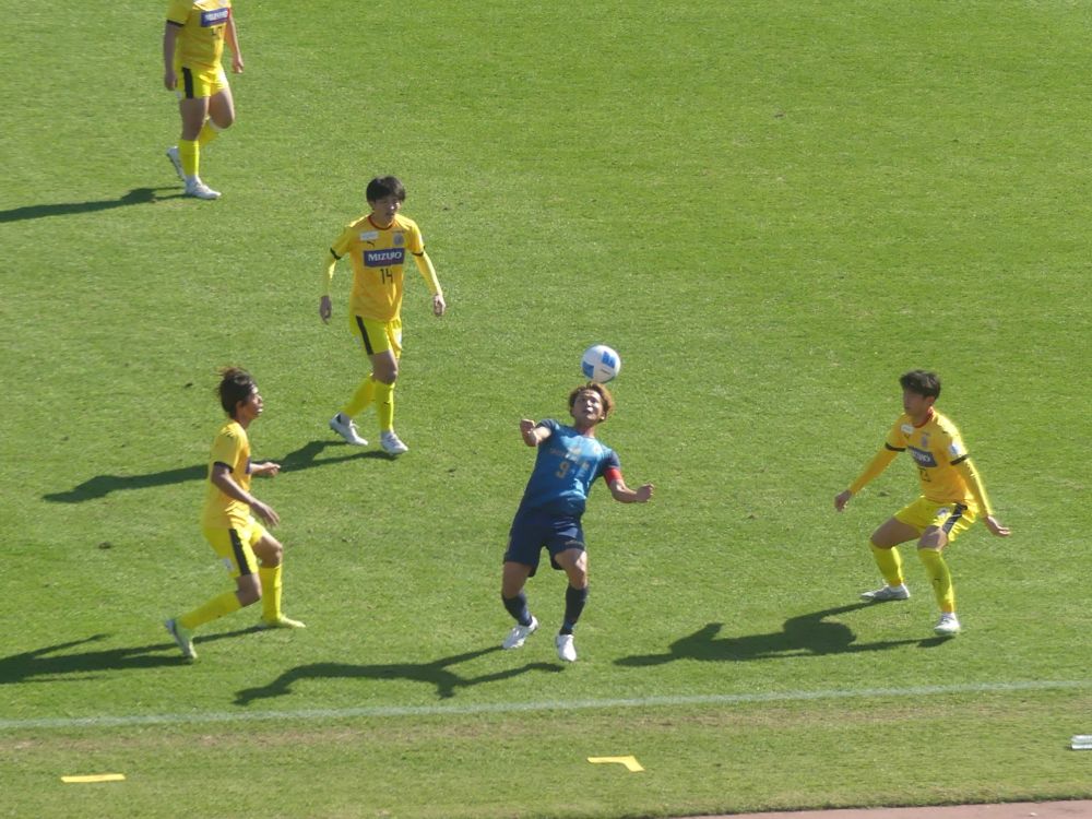 黄色が東京ユナイテッドFC、青緑色がヴェロスクロノス都農