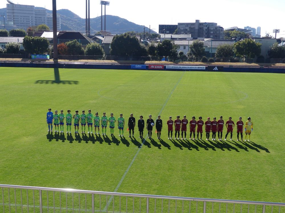 緑色が湘南ベルマーレU-15ガールズ、エンジ色がFC STORY Tokushima メニーナ
