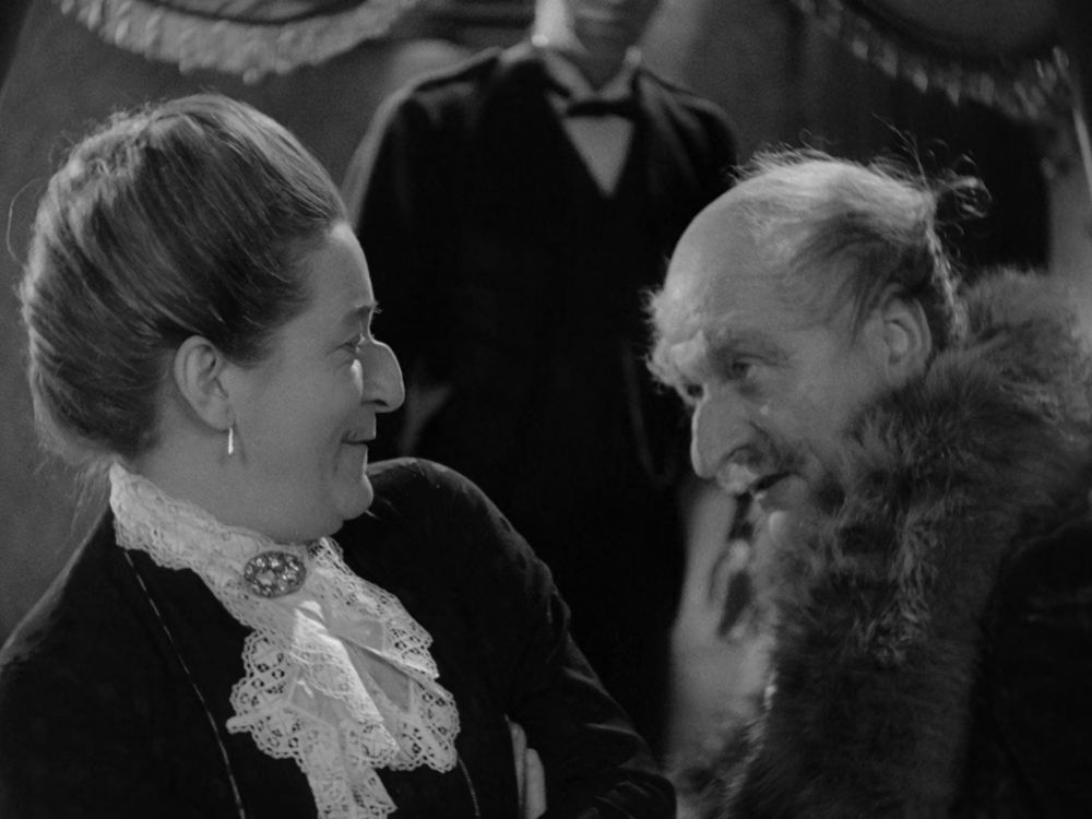 Från filmen Hans nåds testamente. En äldre man och kvinna som är syskon i filmen har båda rejäla snokar.