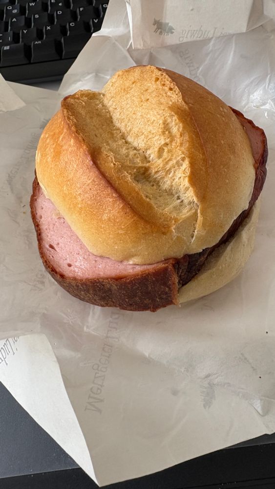 Ein Leberkäsbrötchen.