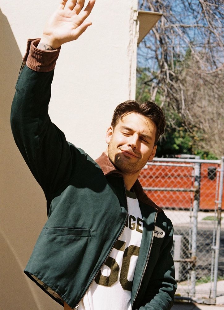 ryan guzman waving hello or goodbye (i can’t tell) to oliver stark (pictured off camera) cause of the height difference he has to wave basically to the sun ig cause buck is a little sunshine princess