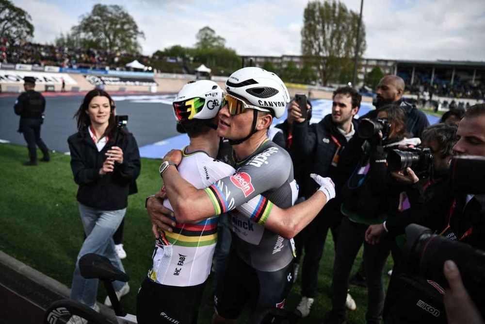 Mathieu van der Poel umarmt Tadej Pogacar nach dem Rennen von "Paris-Roubaix" 