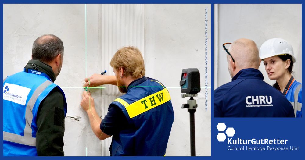 Montage aus zwei Fotos. Links: Zwei Männer in THW- und KulturGutRetter-Westen vermessen eine beschädigte Wand mit einem Lasergerät. Rechts: Ein Mann in CHRU-Weste, vom Betrachter abgewandt, neben einer Frau in Kulturgutretter-Weste und mit Schutzhelm vor einer Wand. Darunter Logos und Text: KulturGutRetter. Cultural Heritage Response Unit.