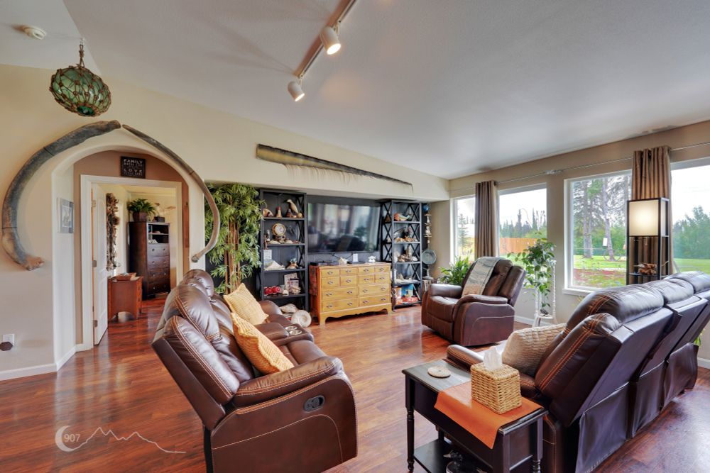 Photograph of a livingroom.