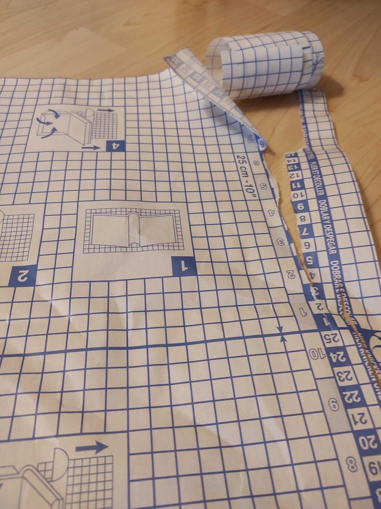 Zerknittertes Trägerpapier einer Buchfolie.