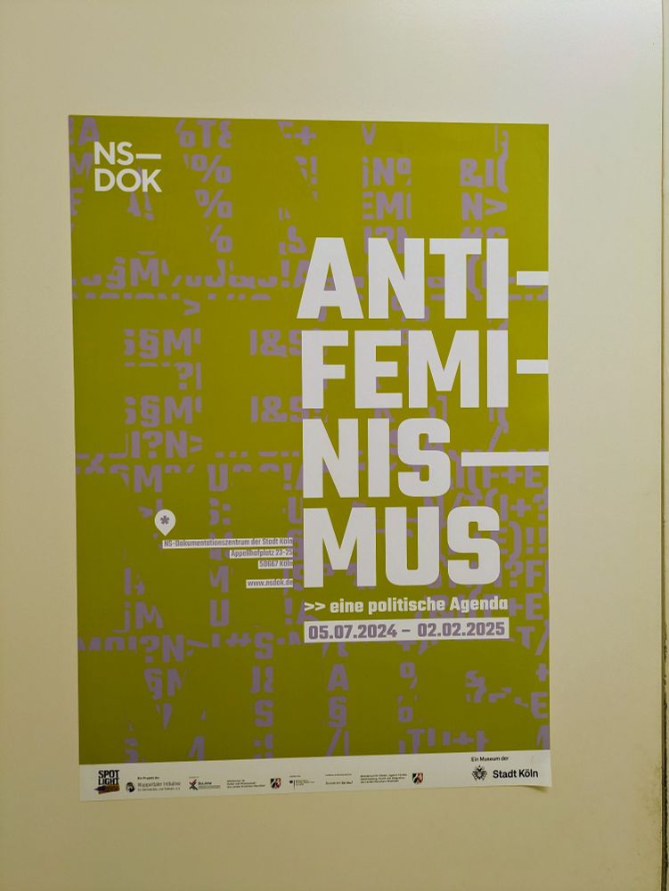 Grünes Plakat zur Ausstellung "Antifeminismus" mit entsprechendem weißen Aufdruck im NS-DOK Köln.