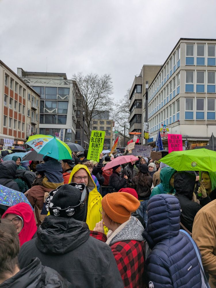 Plakat im Fokus: "Köln bleibt bunt".