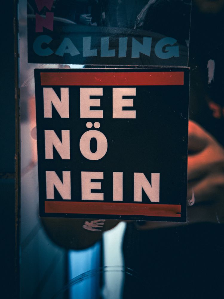 Ein Sticker auf dem Nee, Nö und nein steht