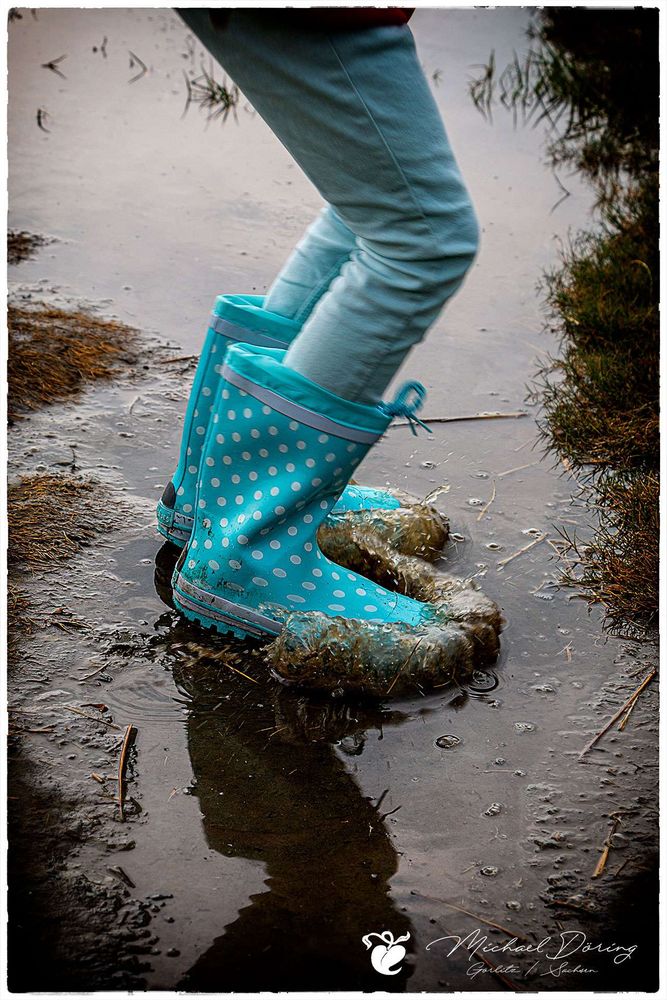 Hopsen im Matsch, mintfarbene Gummistiefel wühlen die Pampe auf

https://linktr.ee/freiraumdschungel