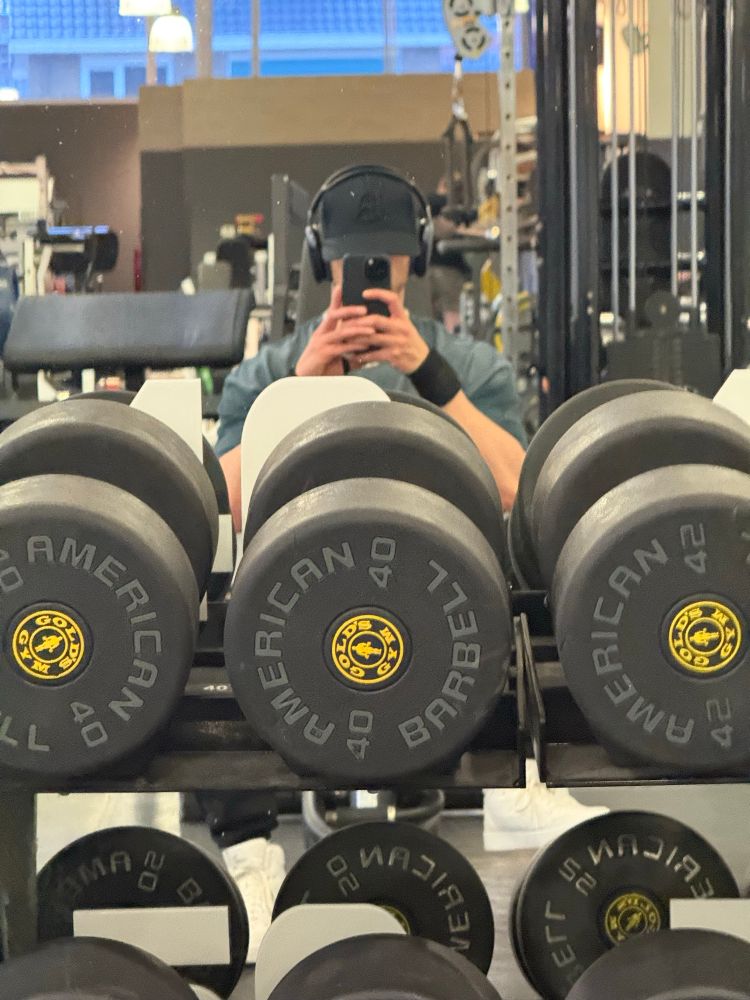 Selfie at the dumbbells 