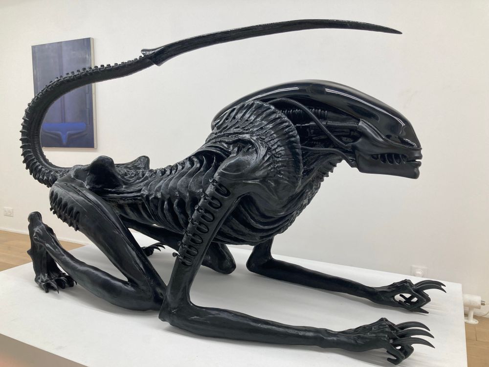 Xenomorph statue in a sphynx-like position