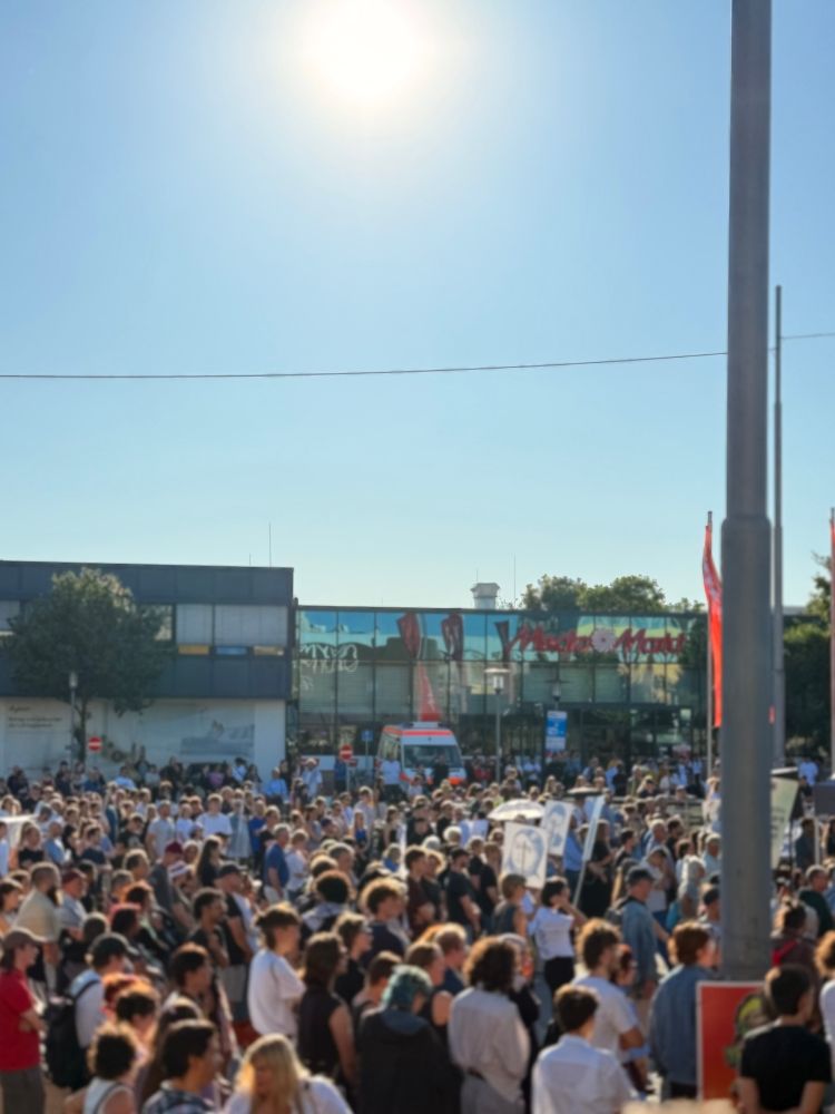 Menschenmenge vor dem OEZ