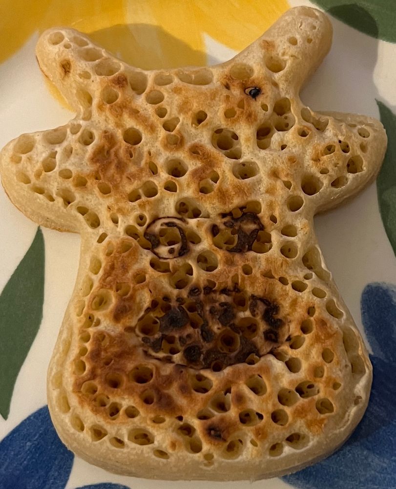 Reindeer-shaped crumpet 