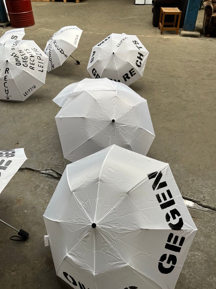 Oma Schirme in Bearbeitung: weiße Schirme, teilweise schon fertig bedruckt, noch unbedruckt und fertige