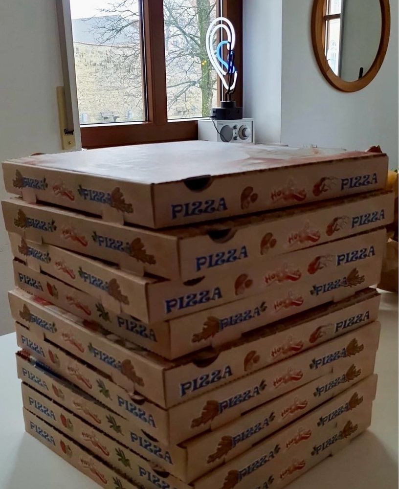 Stapel Pizza-Kartons für das Teammeeting in meiner Praxis