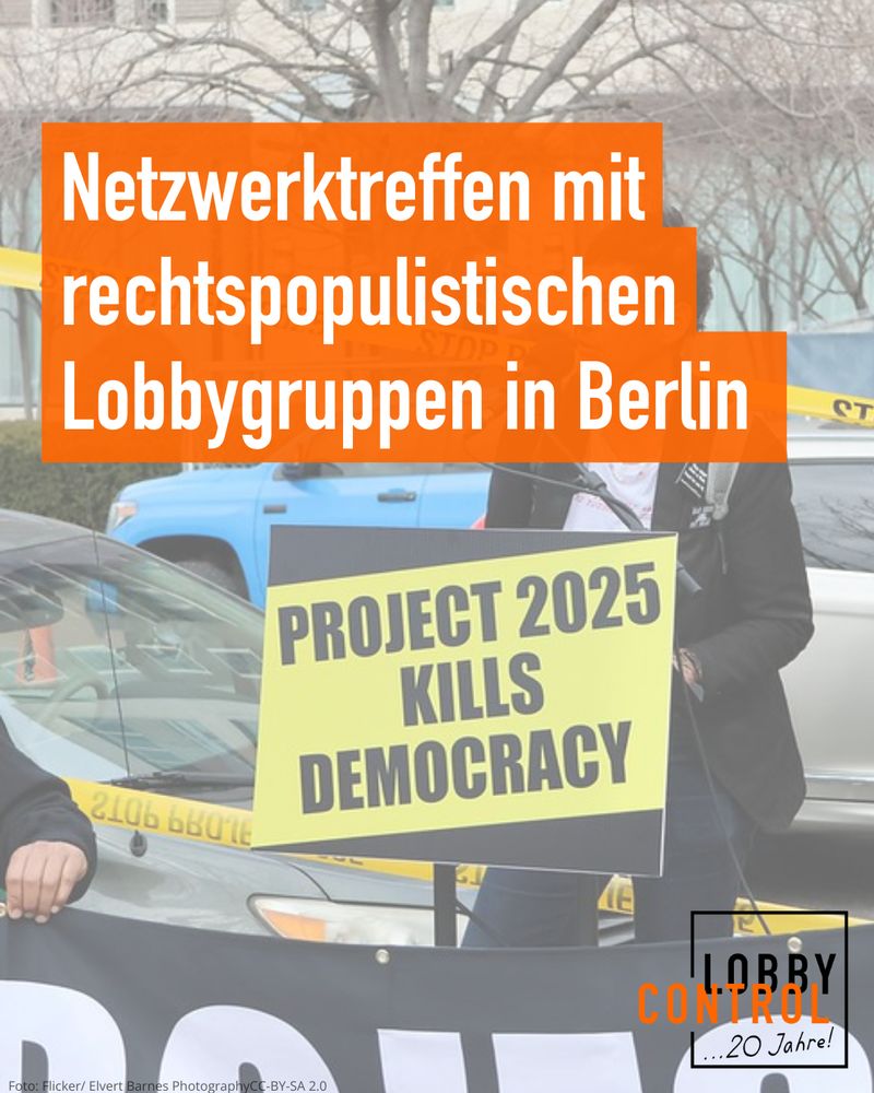 Grafik mit Titel: Netzwerktreffen mit rechtspopulistischen Lobbygruppen in Berlin. Hintergrund: Demoschild mit Aufschrift: 