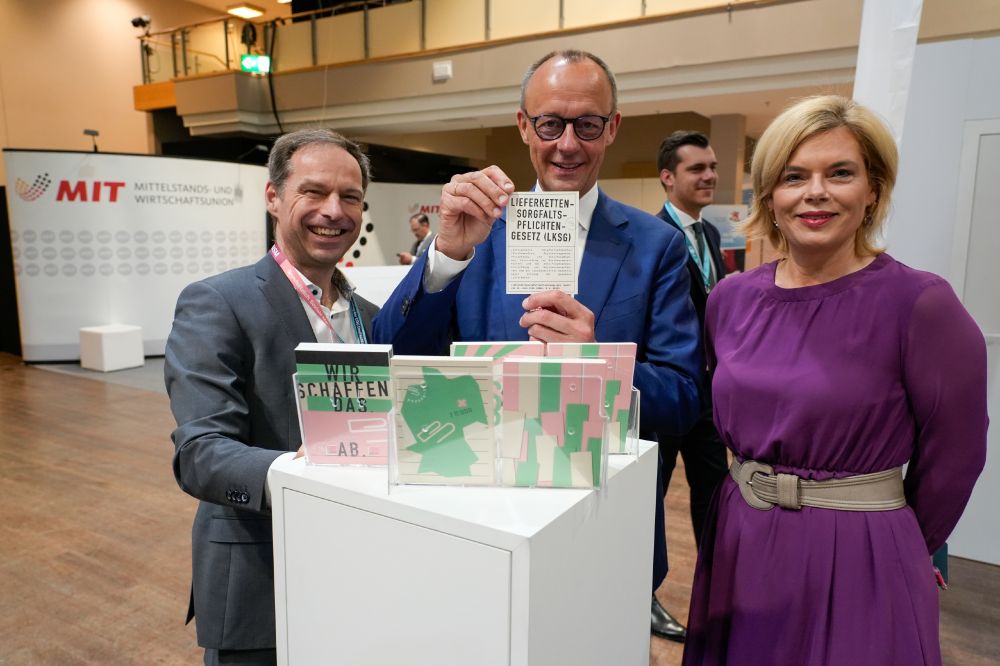 INSM Chef-Alsleben neben Friedrich Merz und Julia Klöckner beim CDU-Parteitag.