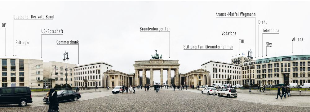 Grafik zeigt das Panorama des Parise Platz in Berlin, in der Mitte das Brandenburger Tor, daneben ein Gebäude das mit "Stiftung Familienunternehmen" beschriftet ist.