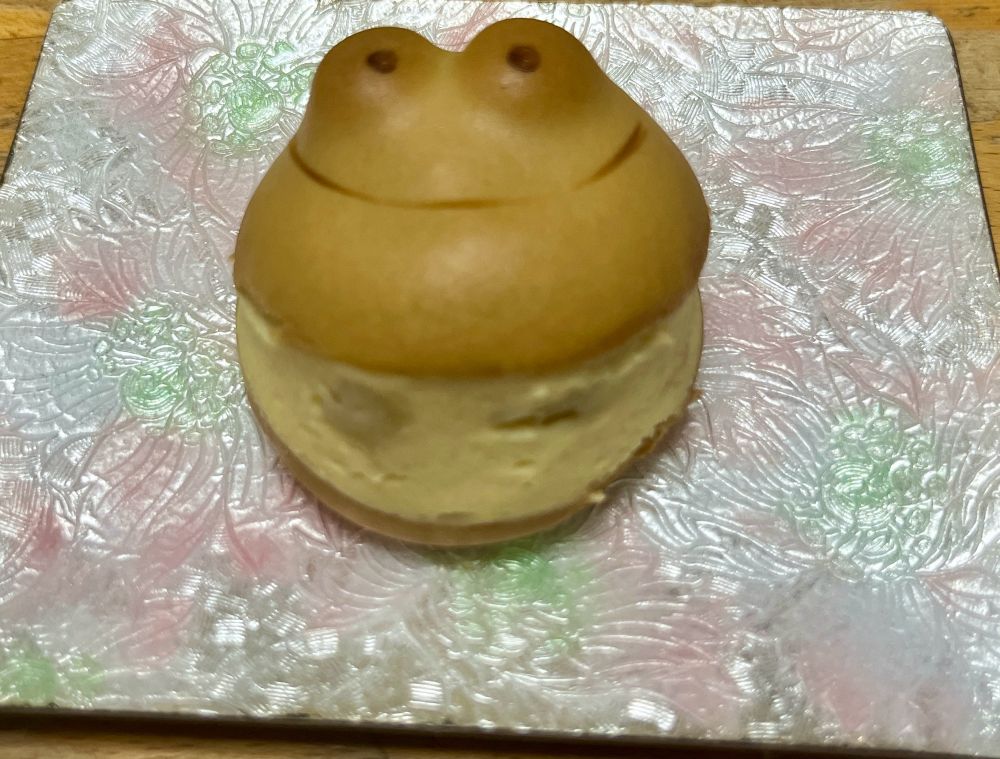 小皿の上に乗っている芋味。クリームの中に芋のかけらが入っている。ピントが皿に合ってしまいケロトッツォがぼやけて見える。