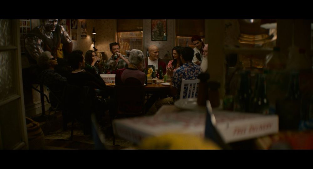 遠巻きに映るパーティー中のみんな。ローガンはローラと乾杯したのち、ヴァネッサらと話すウェイドを横目で見ている。ローラはそのローガンを見ている。