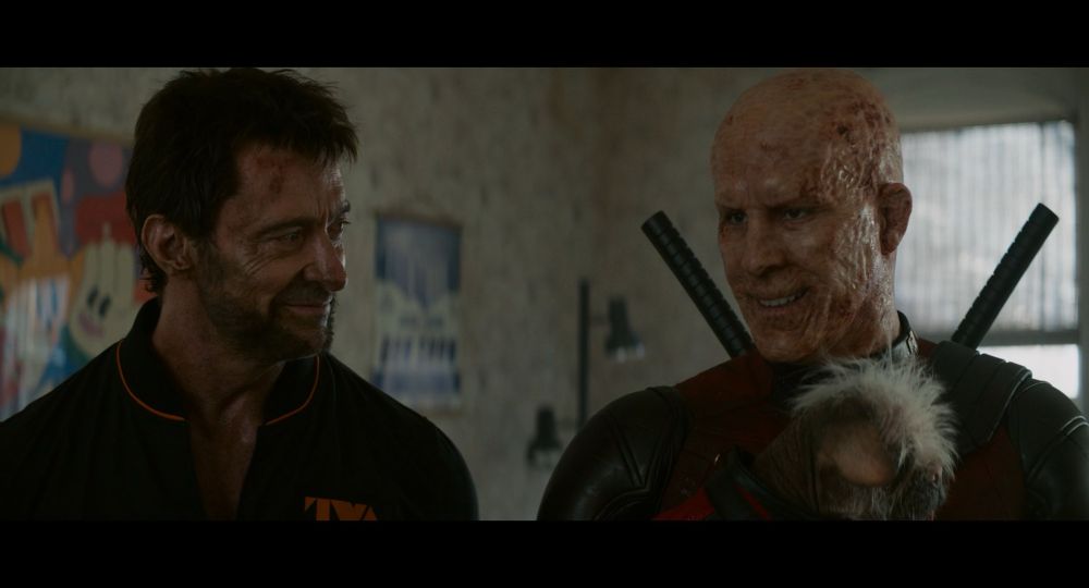 アルにメリーを紹介したのち、またいつもの調子でジョークを言うウェイドと、それを見て作中で1番とも思える笑顔を見せるローガン。ウェイドを見つめながら、目元に少し笑い皺ができている。