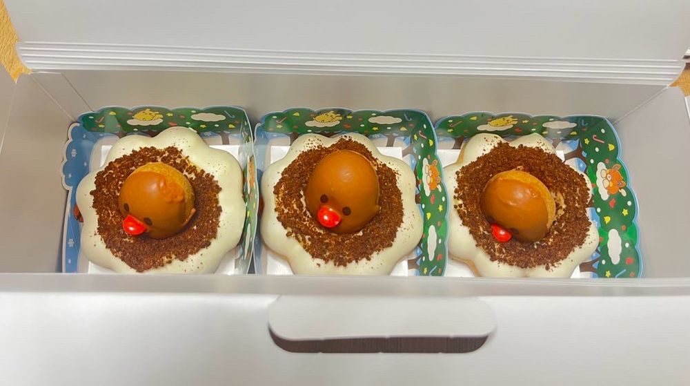 横長の箱に並んで入ったポン・デ・ディグダ3匹。