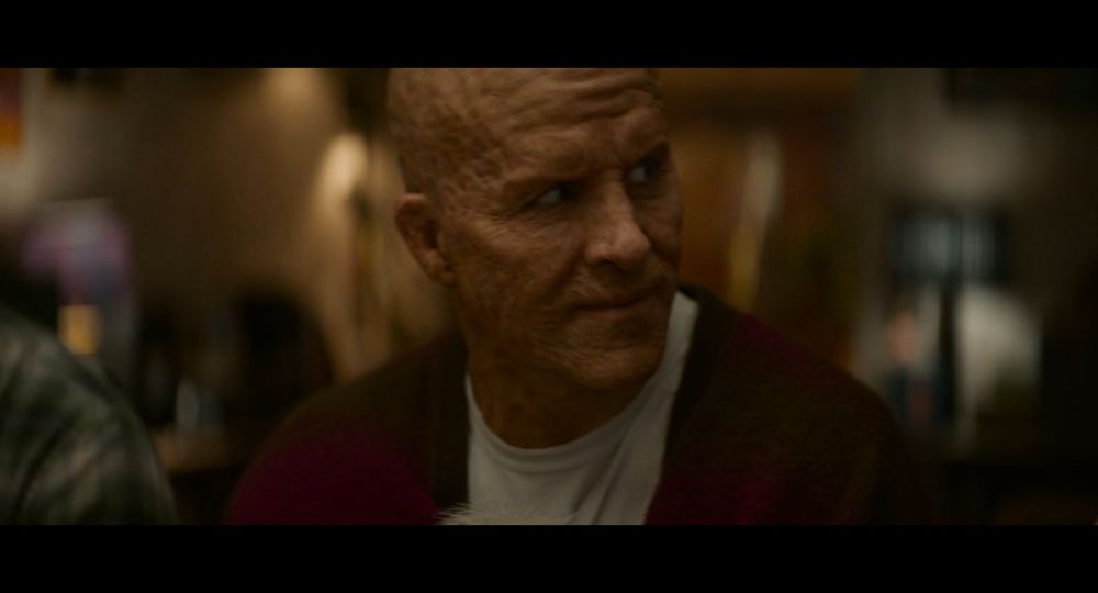 ヴァネッサがいる方を見て微笑むウェイド。