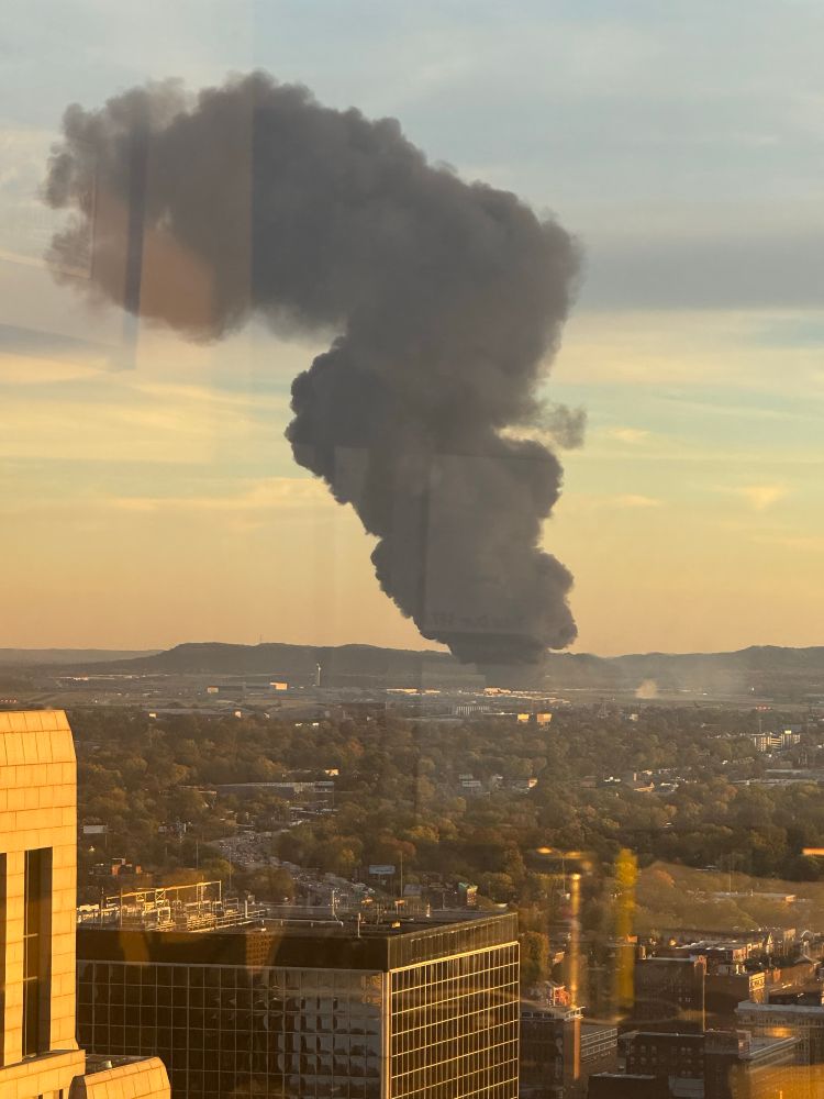 Smoke billowing from UPS plane crash in Louisville, two minutes after crash. 