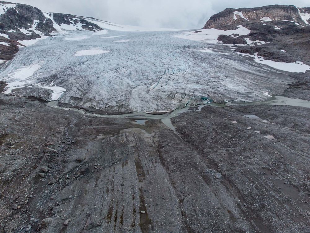 Front view of Midtdalsbreen with flutings.