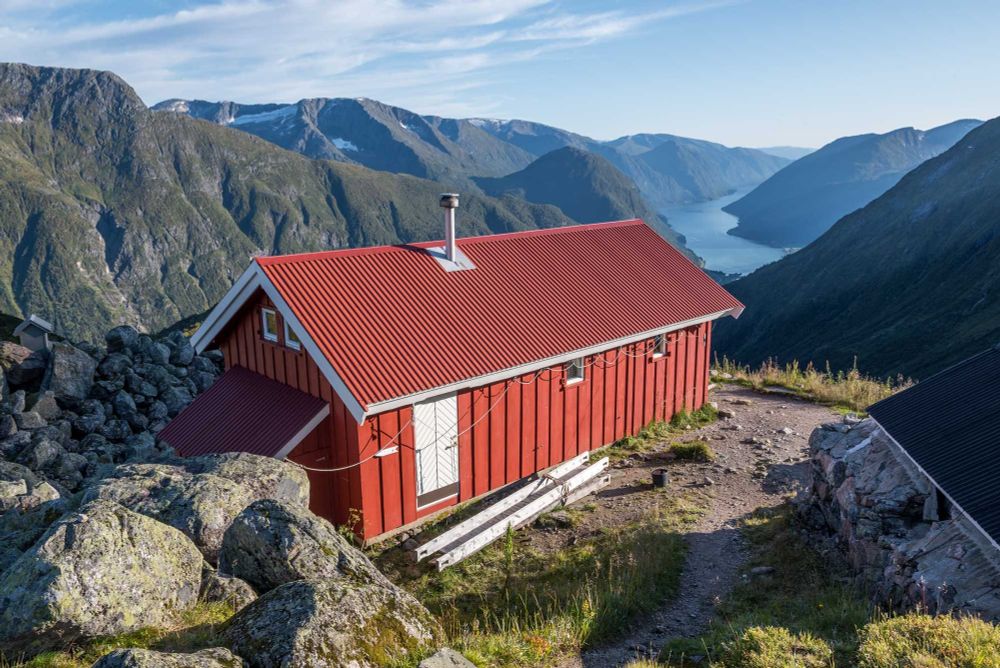 Flatbrehytta overlooks Fjærlandsfjorden