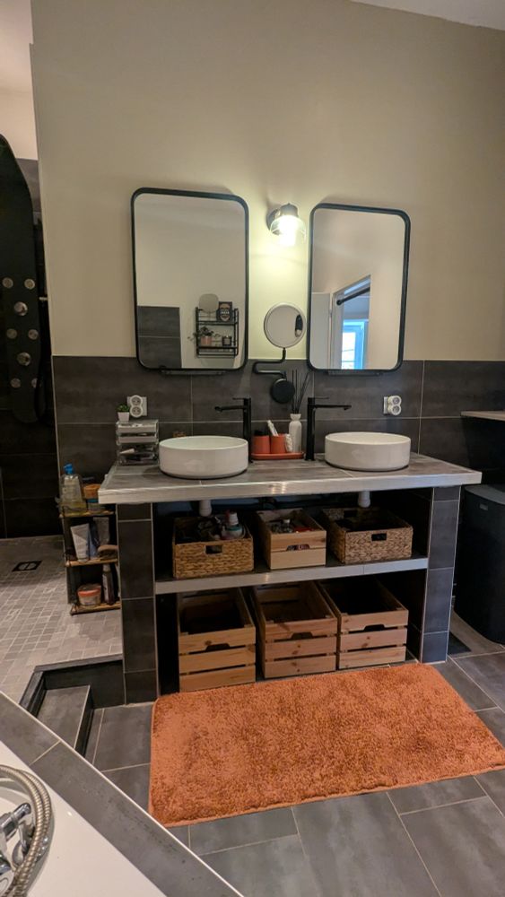 Meuble vasque carrelé (par les anciens proprios) avec deux vasques basses Sensea studio et des mitigeurs noir mat Hansgrohe (réseau d'eau sur adoucisseur donc presque pas de calcaire chez nous). 