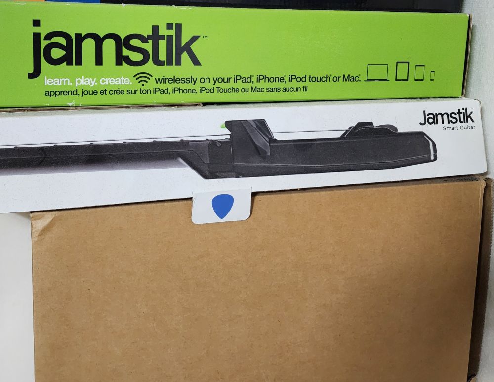 방치되어 있는 잼스틱 전자 기타들