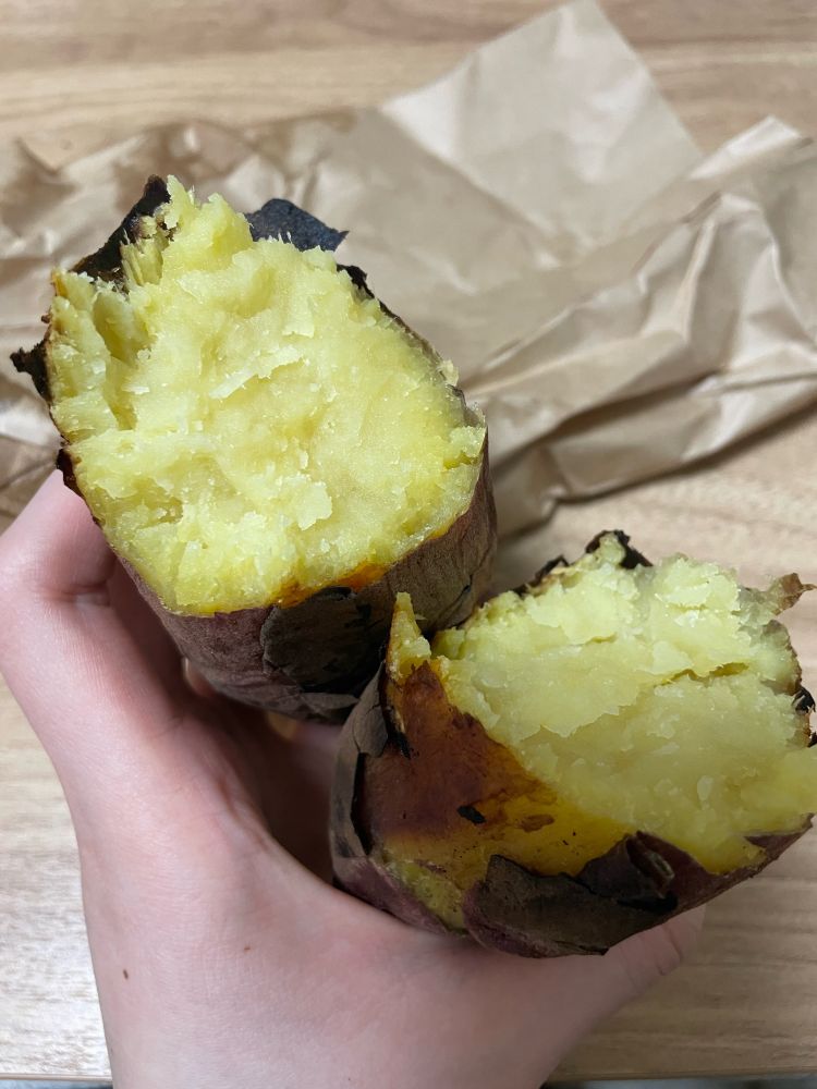 2つに割った石焼きいも