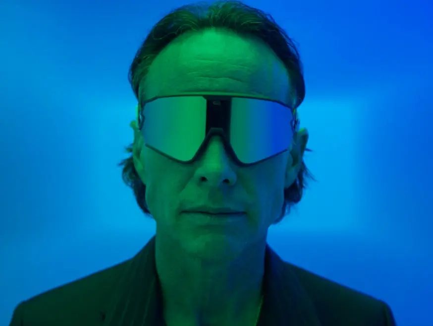 The amazing actor Walton Goggins, wearing shitty goggles. 