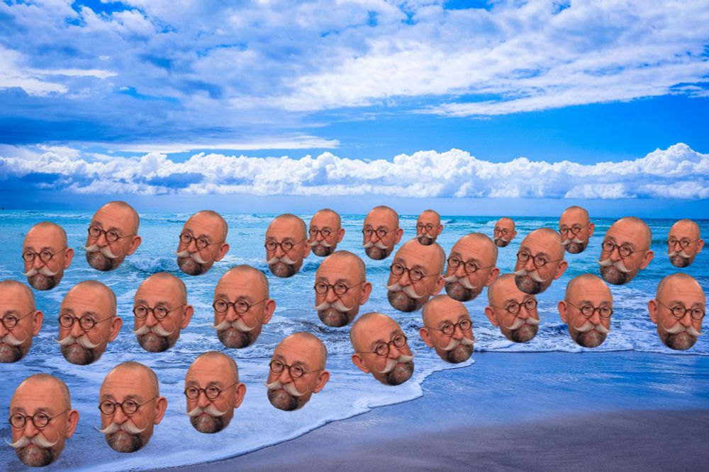 Sandstrand mit blauem Meer und etwas bewölktem Himmel

im Wasser sind 27 Köpfe von Horst Lichter in 3 Reihem nach hinten kleiner werdend montiert