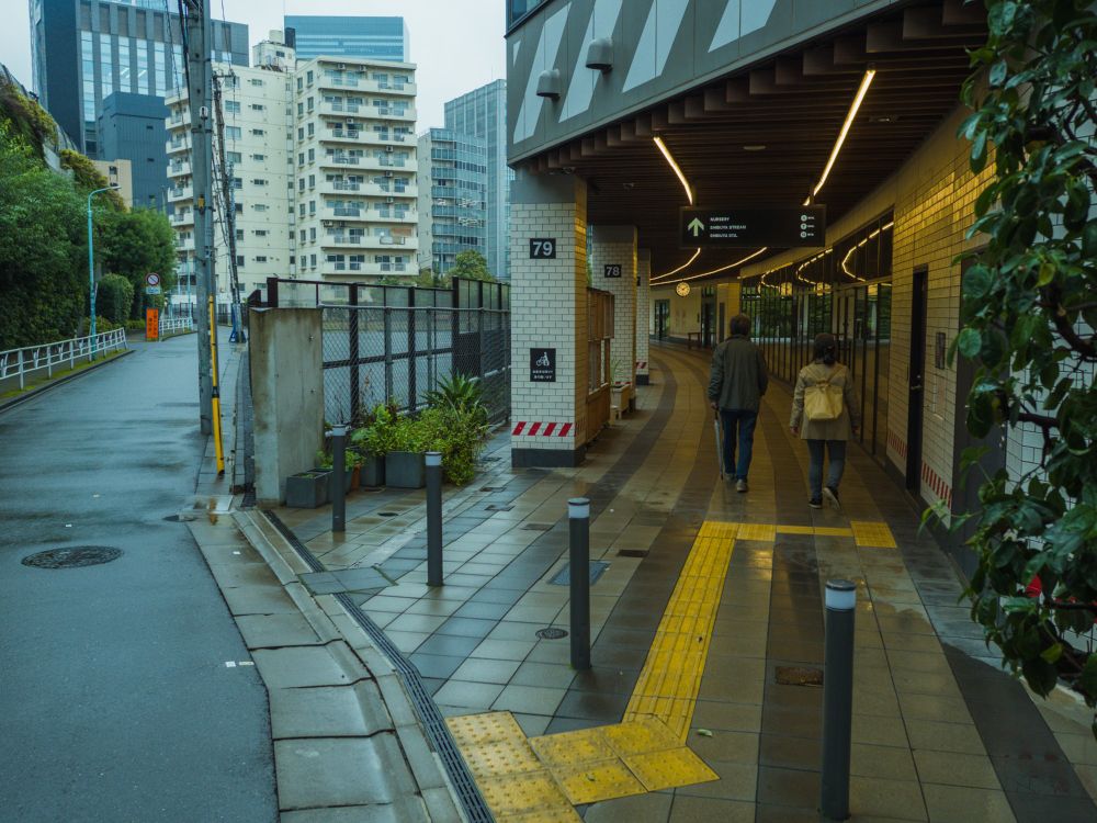 渋谷並木橋周辺　渋谷リバーストリート沿いに建つ渋谷ブリッジという最近建った小洒落た複合施設。渋谷川に沿って5.60mほどの細長いカーブを描く形をしている。