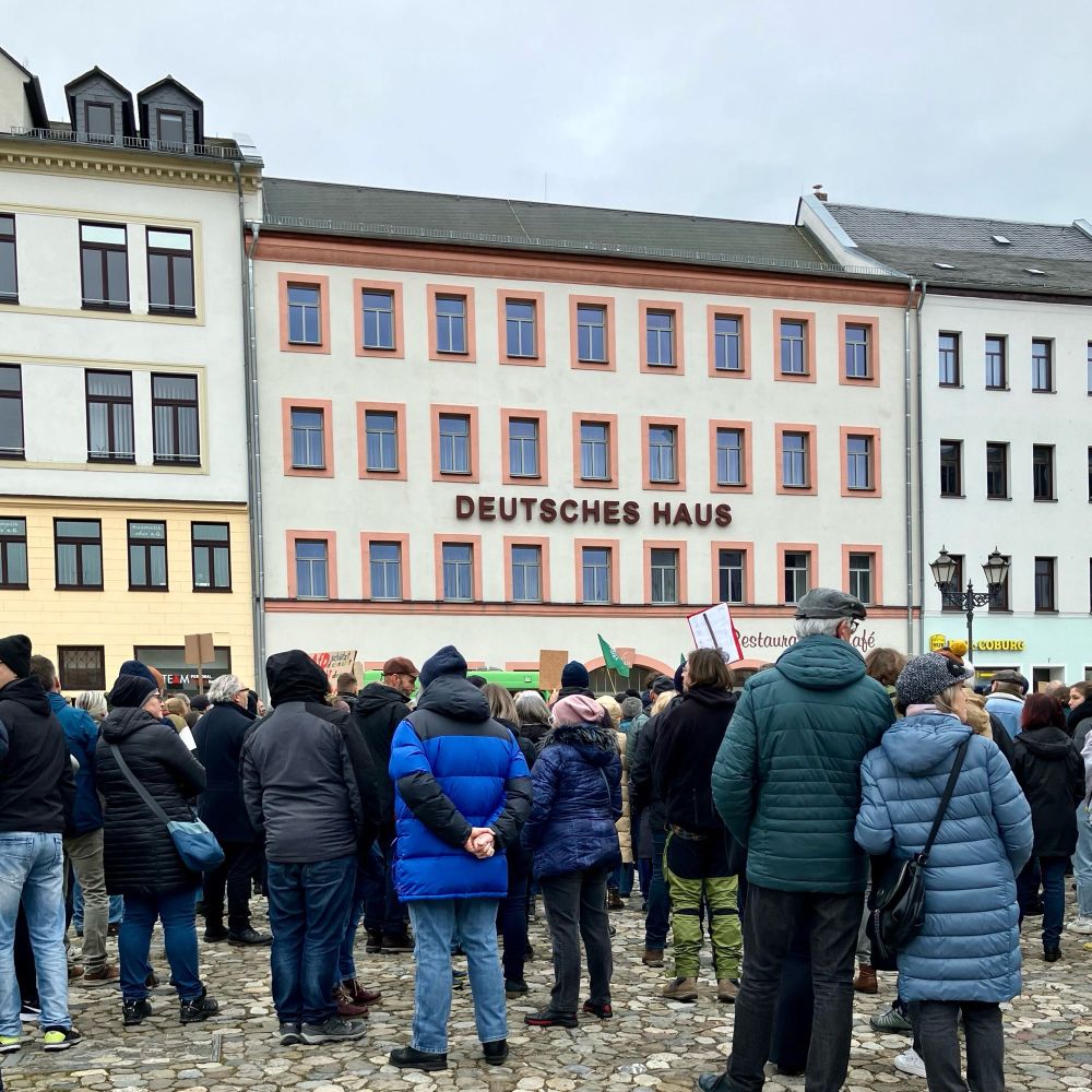 Glauchau vor dem Deutschen Haus. Menschen demonstrieren für Demokratie.
