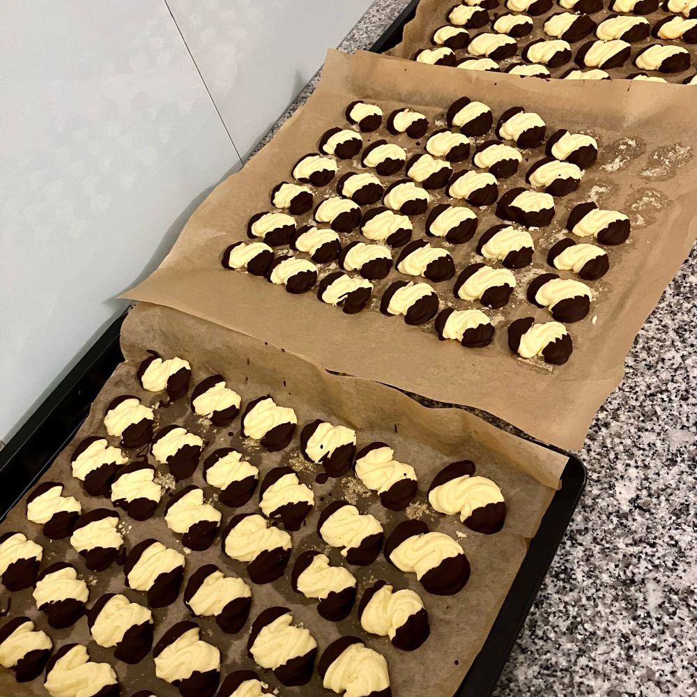 Spritzgebäck auf Backblechen.