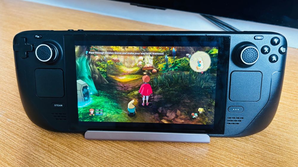 Steam Deck apoiando sobre uma mesa, com o jogo Ni no Kuni sendo apresentado na tela do aparelho.