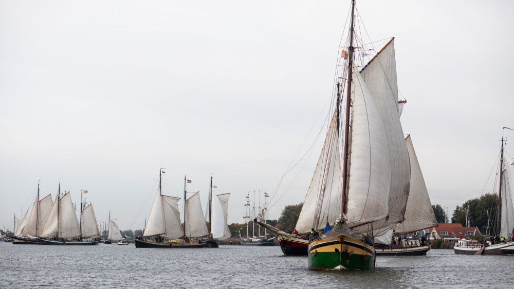 IN BEELD: Ratelende lieren en schreeuwende schippers bij Klipperrace in Enkhuizen