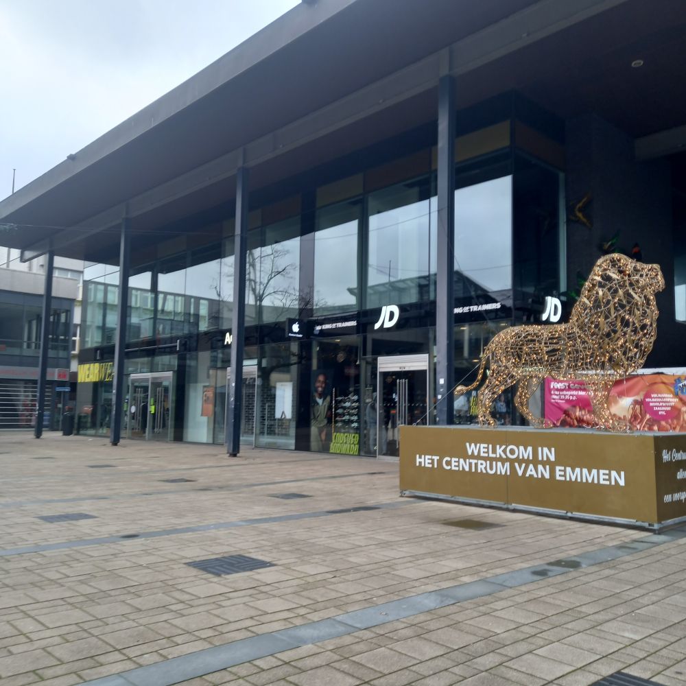 Winkelcentrum de Weiert in Emmen.
Verlichte beelden.