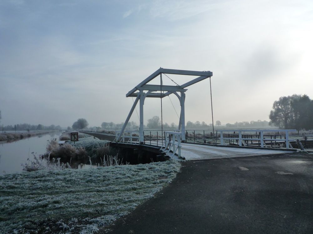 Klappbrücke im winterlichen Ostfriesland