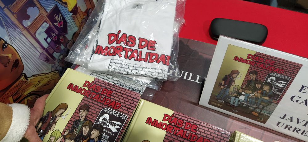 Camiseta que reproduce la portada del cómic "Días de inmortalidad", junto a varios ejemplares del libro, en el Saló Internacional del Còmic de Barcelona.