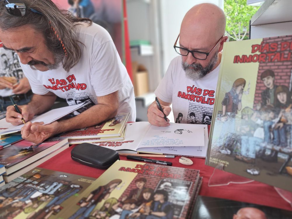 Eliseo García y Javier Urrea, guionista y dibujante del cómic "Días de inmortalidad", firmando ejemplares en la caseta de la editorial Drakul en la Feria del Libro de Alcobendas.